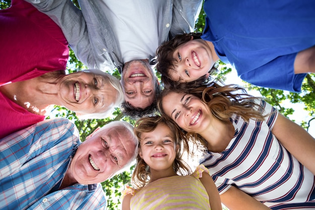 Foto familia sonriente con sus cabezas en círculo