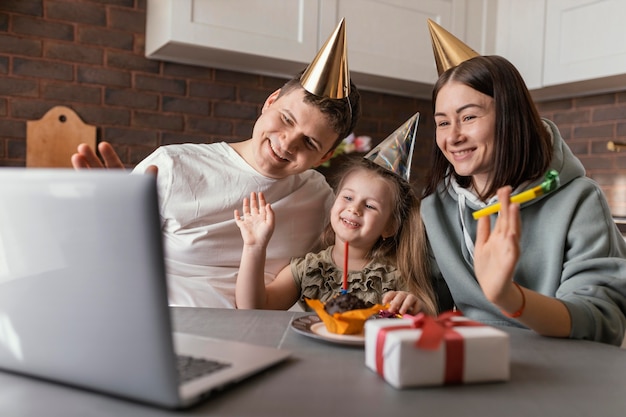 Familia sonriente de tiro medio celebrando un cumpleaños