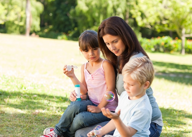 Família soprando bolhas no parque