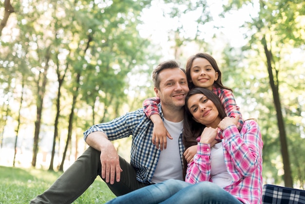 Foto família sorridente a passar tempo juntos no parque