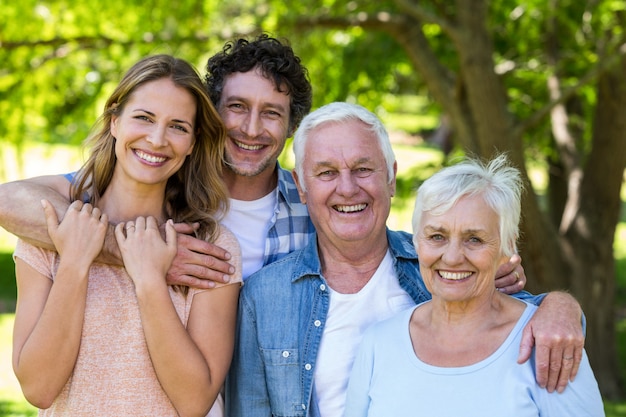 Foto família sorridente, abraçando