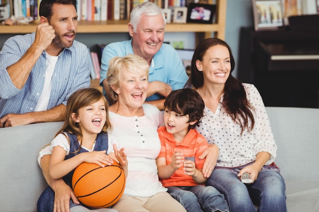 Família sorridente assistindo jogo de basquete