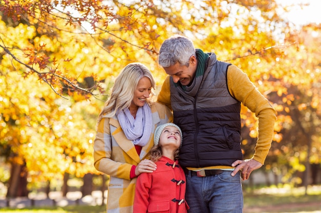 Família sorridente no parque durante o outono