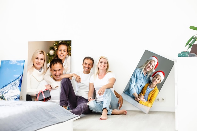 Família sorridente segurando a tela da foto.