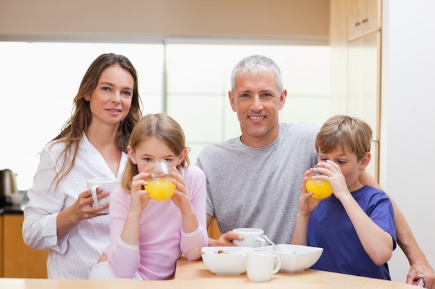 Família sorridente tomando café da manhã