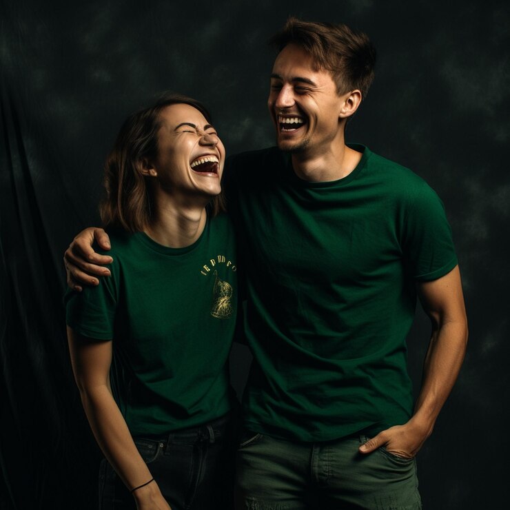 Foto família sorridente vestindo camisas verdes em branco na frente das luzes de natal