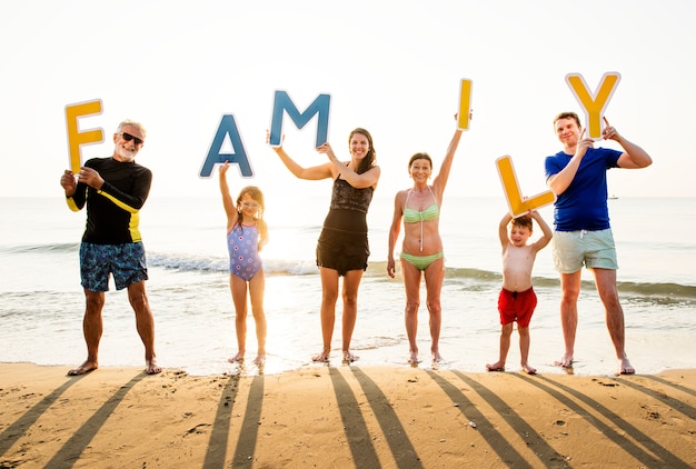 Familia sosteniendo la palabra familia