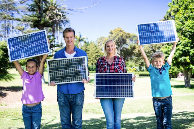 Familia sosteniendo un panel solar