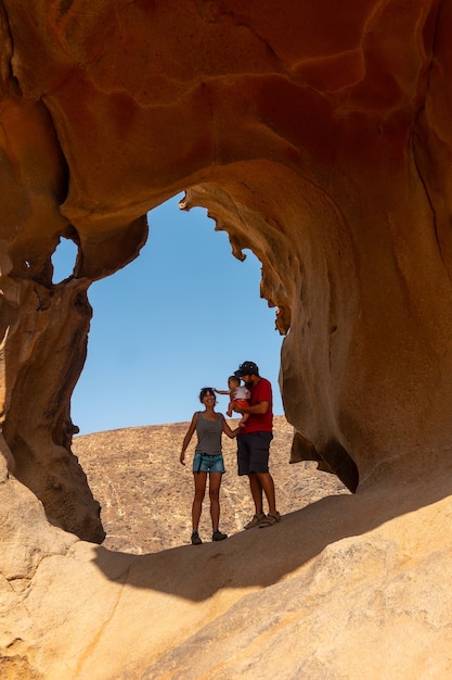 Una familia y su bebé en el Mirador de las Peñitas en el cañón de Las Peñitas, Fuerteventura, Islas Canarias. España