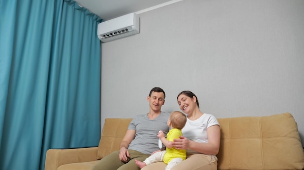 Familia sufre de calor en casa hombre enciende acondicionador