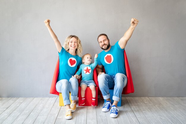 Foto familia de superhéroes jugando en casa