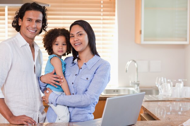 Família surfando na web juntos na cozinha