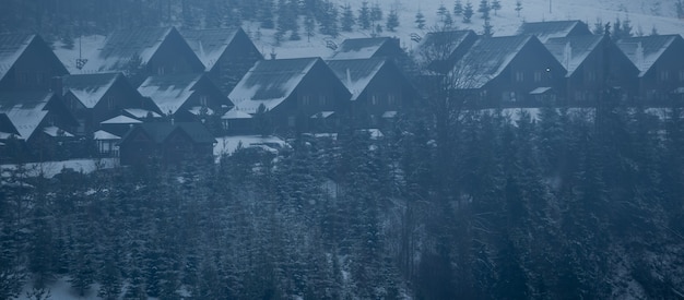 familia con tablas de snowboard en el resort de invierno