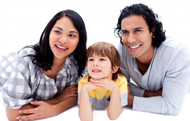 Familia tendida en el piso