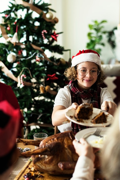 Familia teniendo una cena de navidad