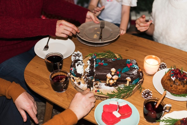 Familia teniendo una cena de navidad