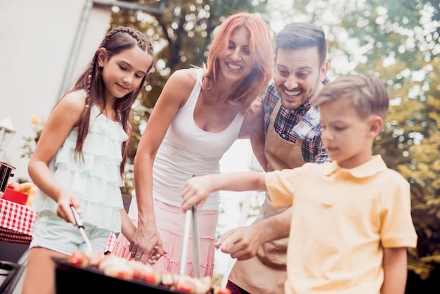 Familia teniendo una fiesta de barbacoa