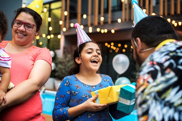 Familia teniendo fiesta de cumpleaños infantil