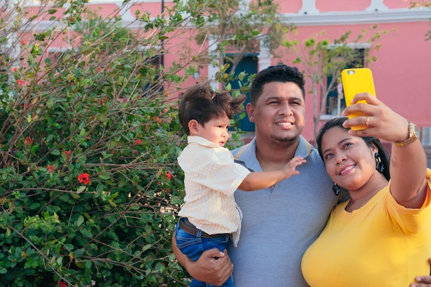 Foto família tira uma selfie durante uma caminhada no parque