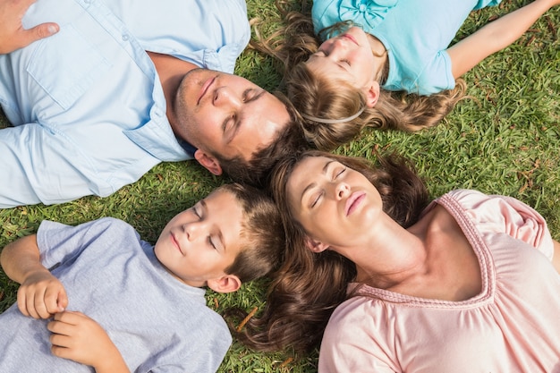 Familia tirado en el pasto en un círculo