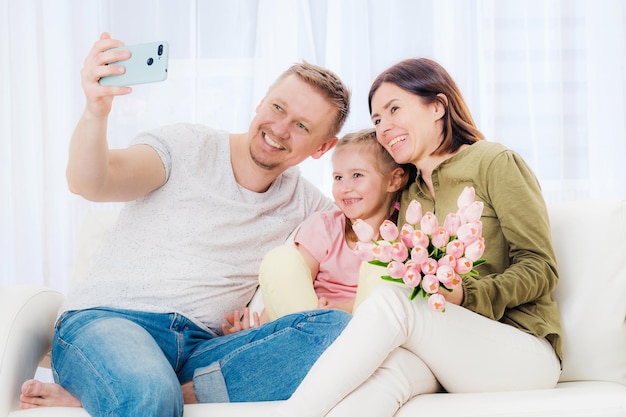 Família tirando fotos para férias