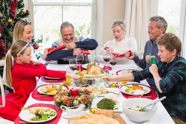 Familia tirando galletas de Navidad en la mesa