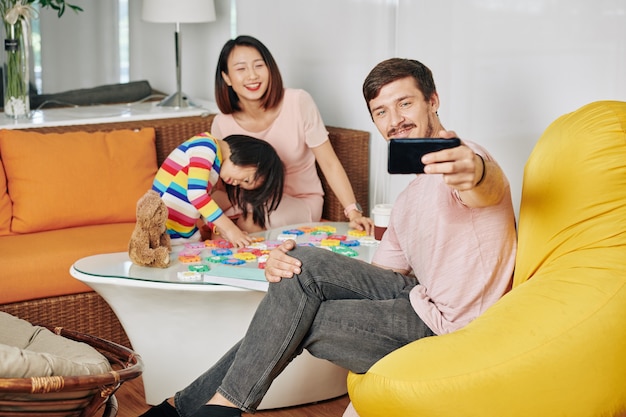 Família tirando selfie