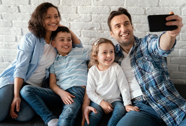 Família tirando selfies, foto média