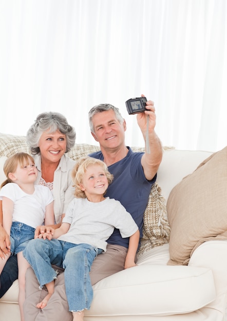 Família tirando uma foto de si mesmo