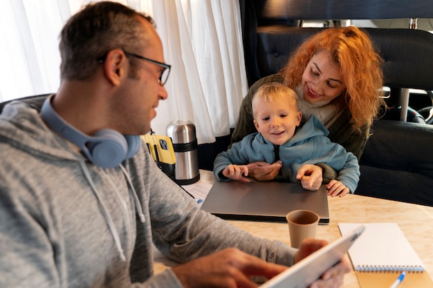 Foto familia de tiro medio en autocaravana