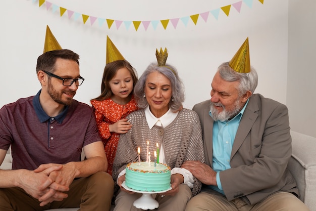 Familia de tiro medio celebrando cumpleaños