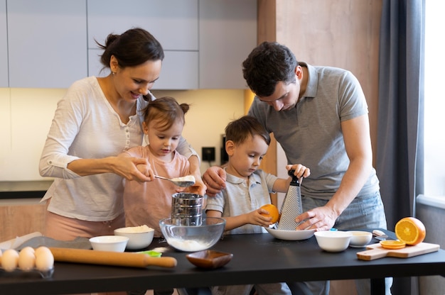 Familia de tiro medio cocinando juntos