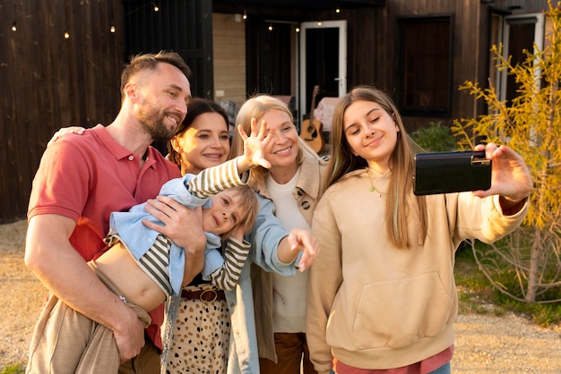 Familia de tiro medio tomando selfie