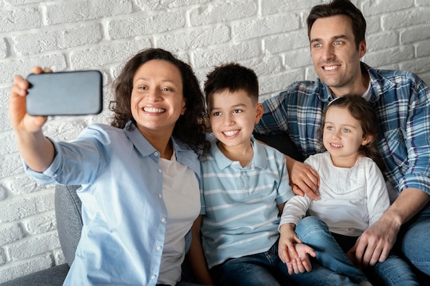 Foto familia de tiro medio tomando selfies