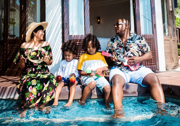 Família, tocando, em, um, piscina