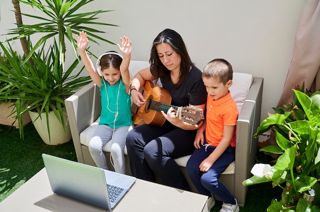 Familia tocando la guitarra en tiempo de cuarentena