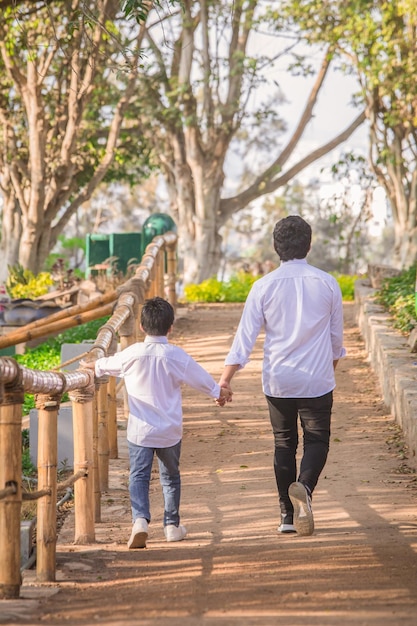 Familia tomados de la mano mientras caminan por un parque durante el día en Perú Lima