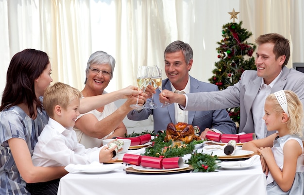 Familia tomando un brindis en una cena de Navidad