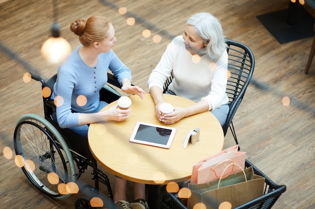 Familia tomando café en la cafetería