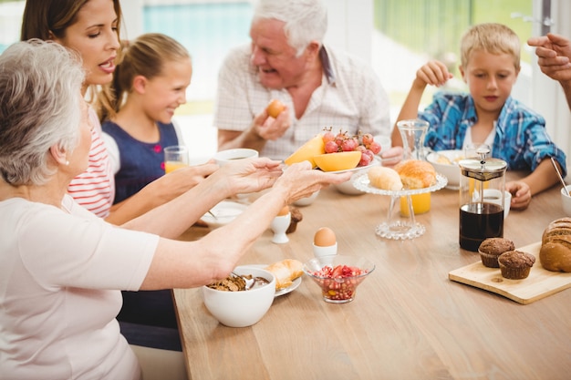 Família tomando café da manhã juntos em casa