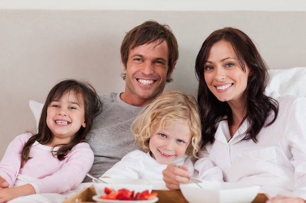 Família tomando café da manhã juntos