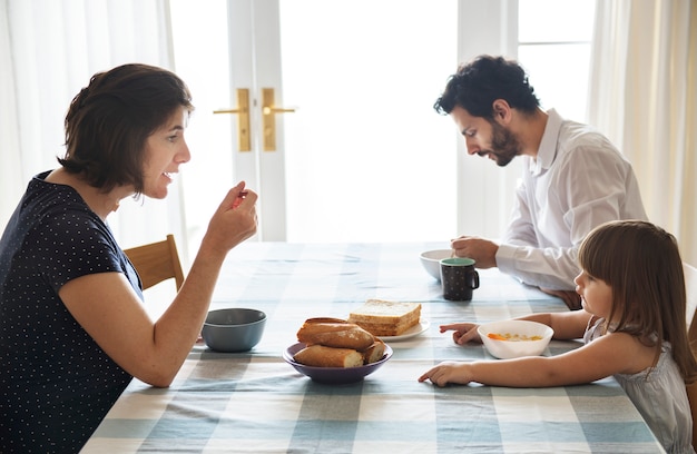 Família tomando café da manhã juntos