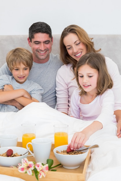 família tomando café da manhã