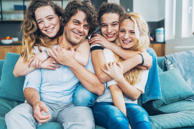 Foto una familia tomando una foto de sí misma