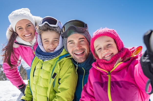 Familia tomando selfie de invierno