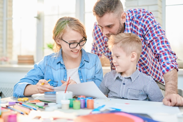 Familia trabajando juntos en casa