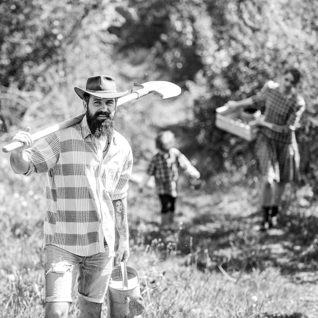 Familia trabajando juntos en la granja