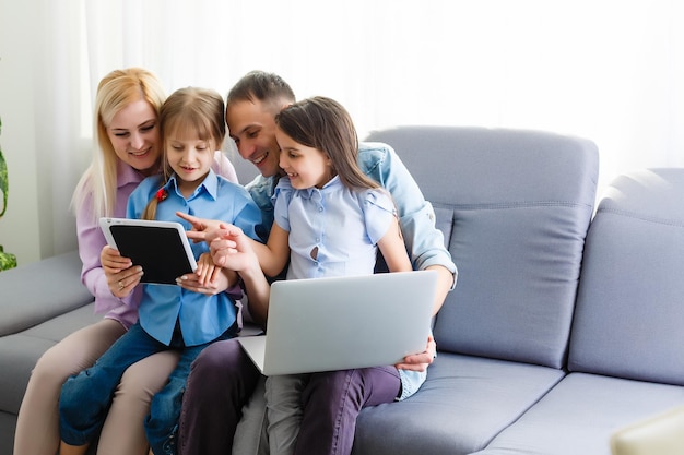 Família trabalhando em um laptop com escritório em casa