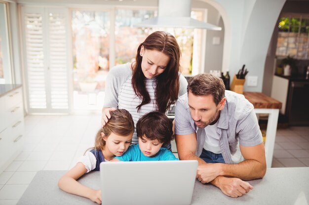 Família trabalhando no laptop