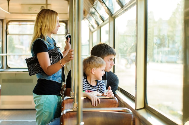 Familia en un transporte público